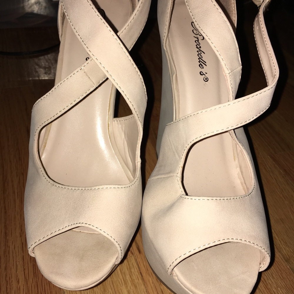 Breckelles tan wedges size 9 new